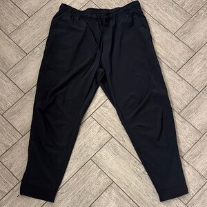 Nike Men's unlimited dri-fit tapered pant.